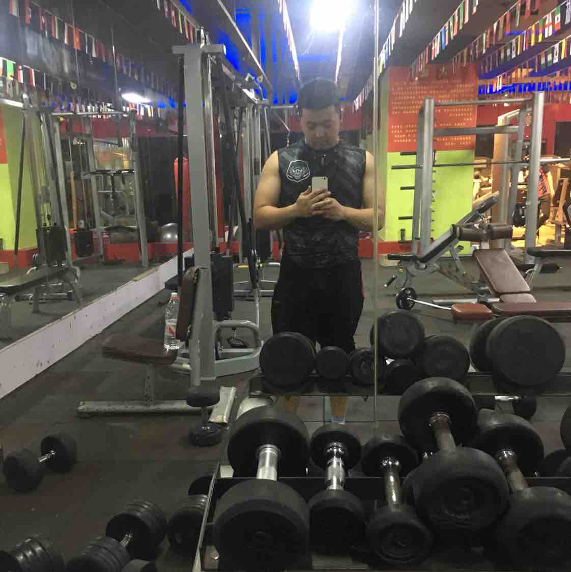 不练腹肌的胖子头像