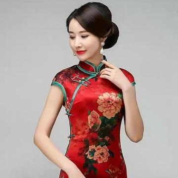 凹凸有致的女性人体充满生机被旗袍完美体现.