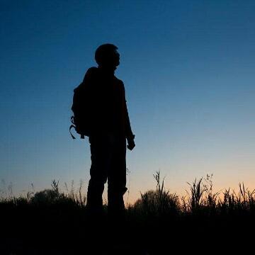 夜晚中的旅行者头像