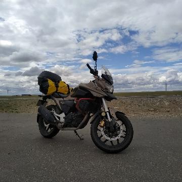 一个爱旅行的男人头像